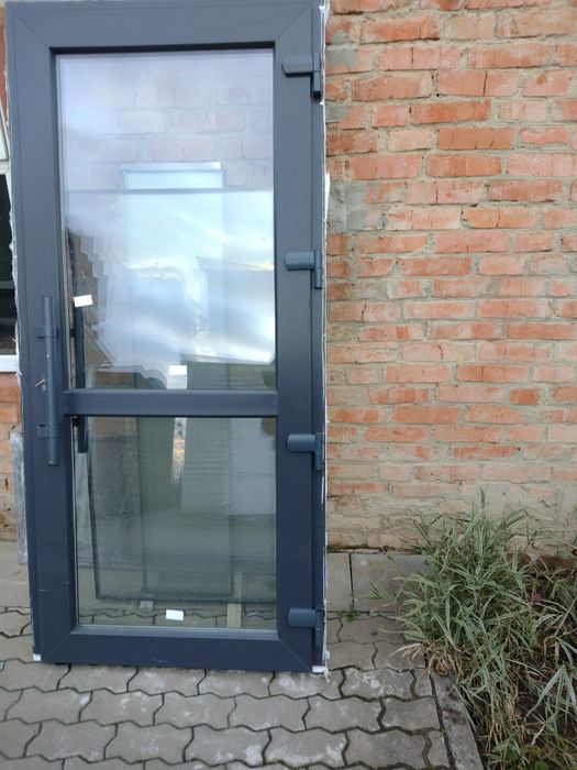 Продам нові Вхідні металопластикові двері.