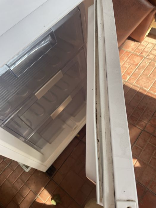 Холодильник двохкамерний Whilrpool вбудований в кухонні меблі