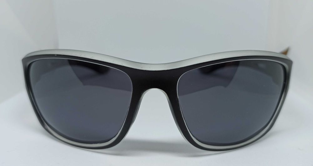 Okulary przeciwsłoneczne w etui.