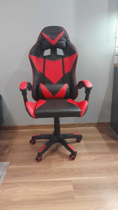 Fotel gamingowy czerwono-czarny.