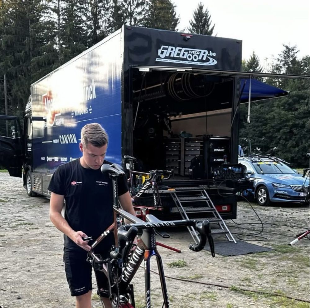 Serwis od mechanika gwiazd kolarstwa z Alpecin Deceuninck