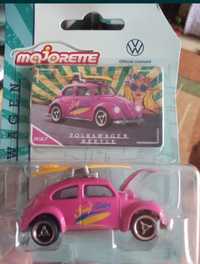 Model Majorette Volkswagen Beetle z deską do serfowania