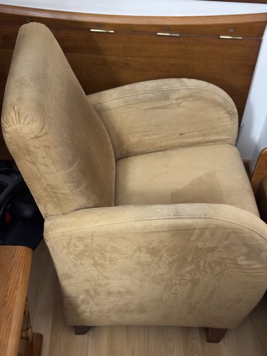 Cadeirão em tecido nobuck — confortável e elegante