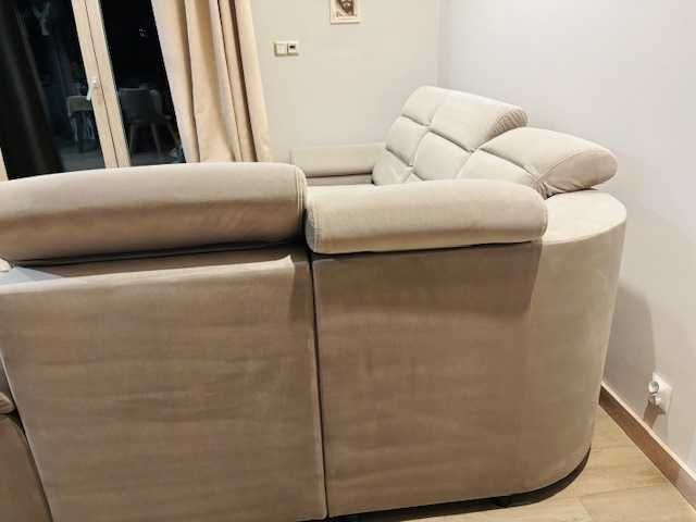 Narożnik w kolorze beżowym z 4 krzeslami w komplecie