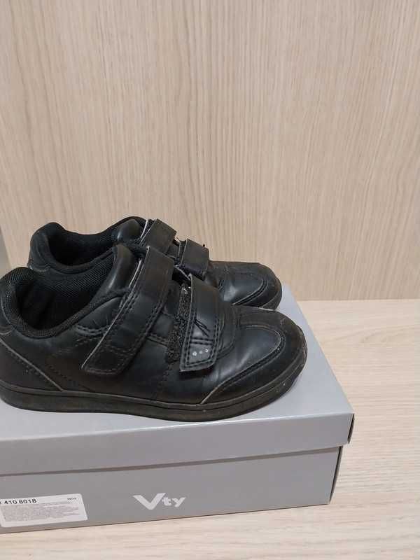 czarne sportowe buty dziecięce