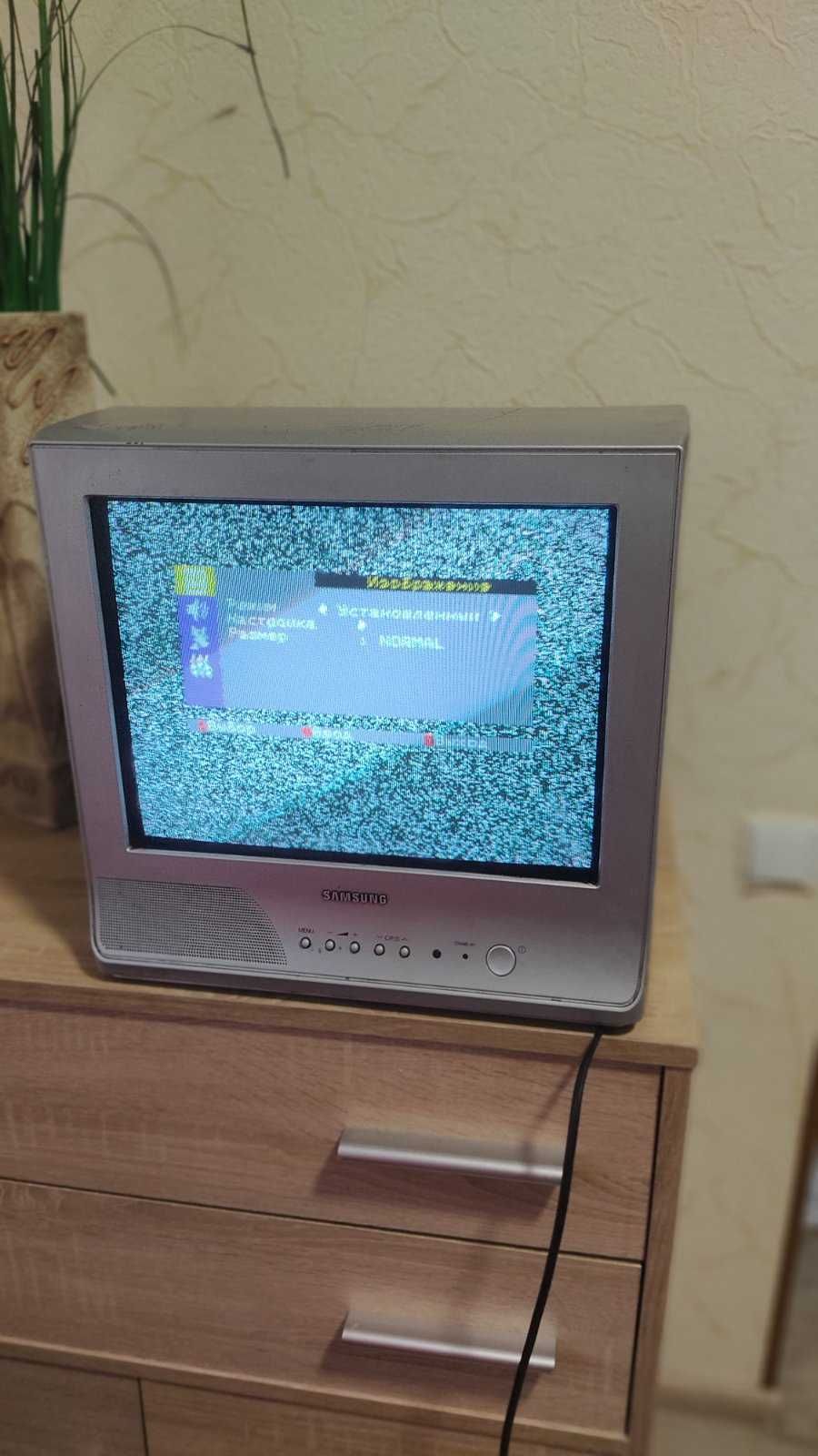 Телевизор мини Samsung в рабочем состоянии