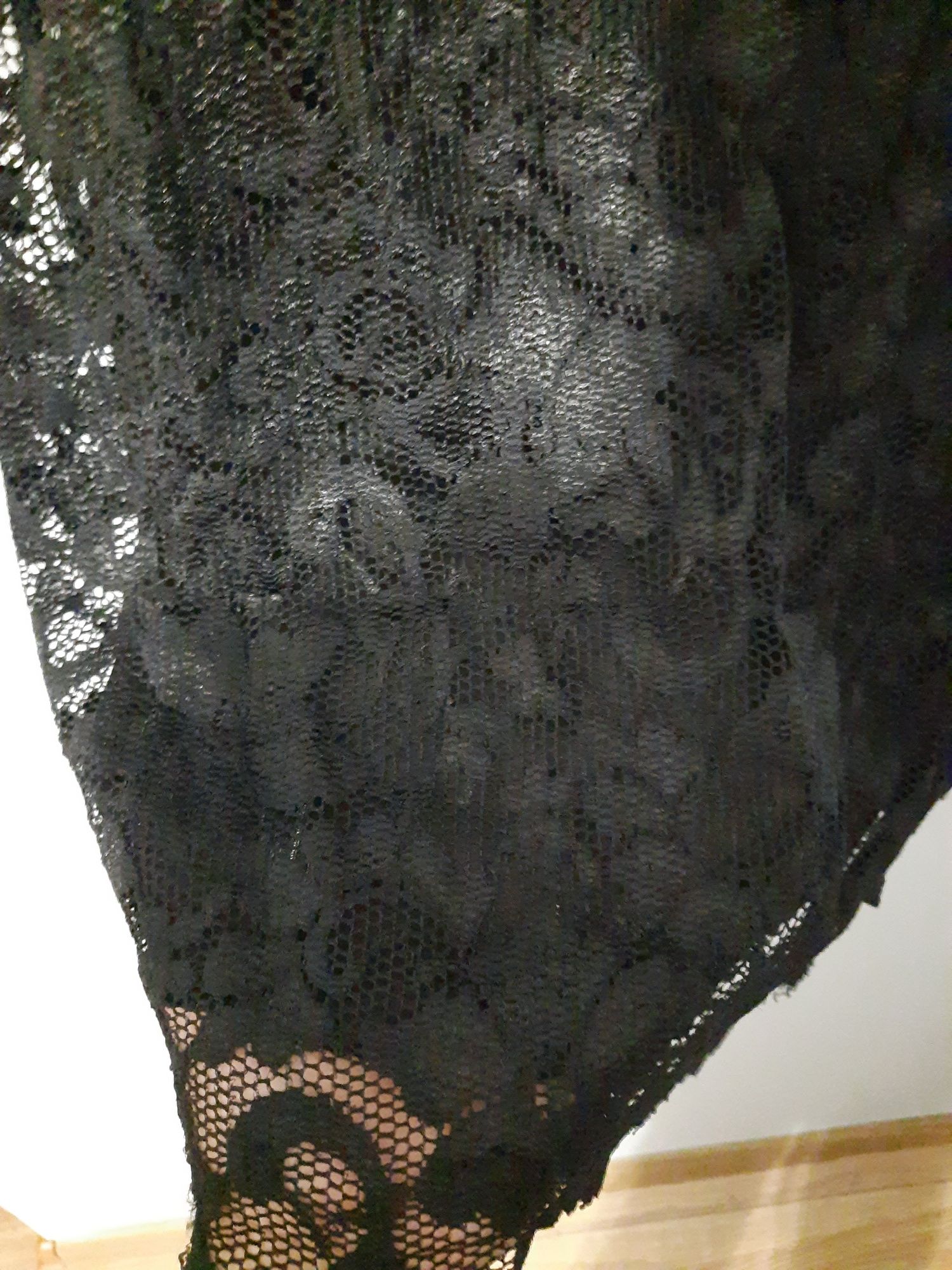 Czarna  koronkowa  sukienka