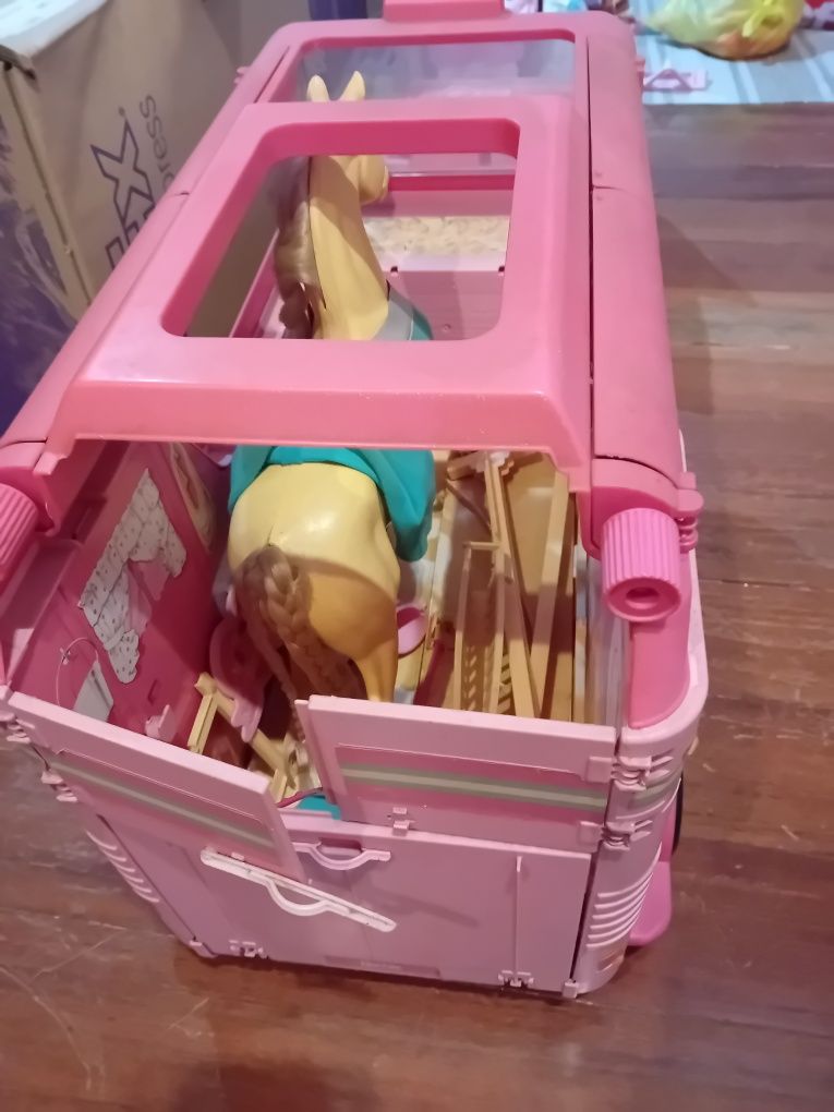 Brinquedo atrelado cavalos Barbie