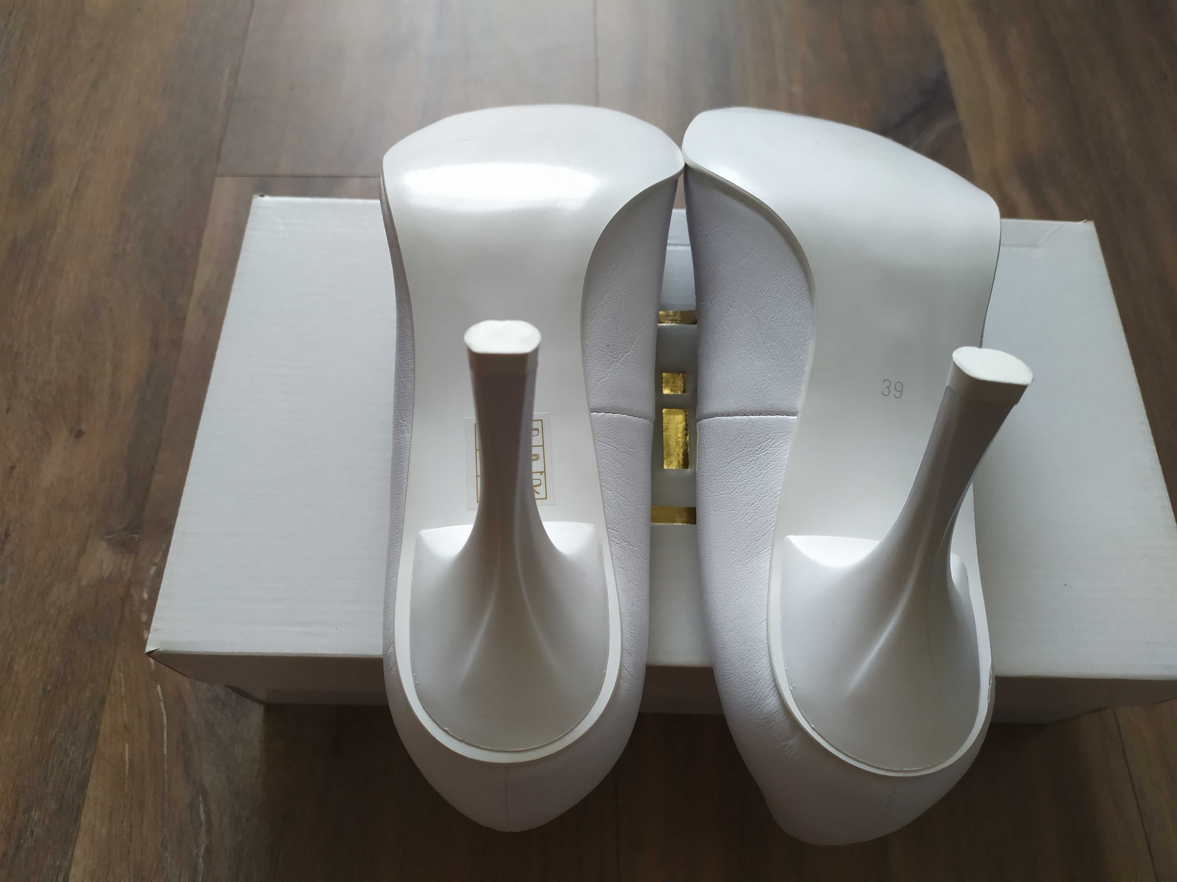 Nieużywane buty Witt białe slubne- 39 Powystawowe model 107 czółenka