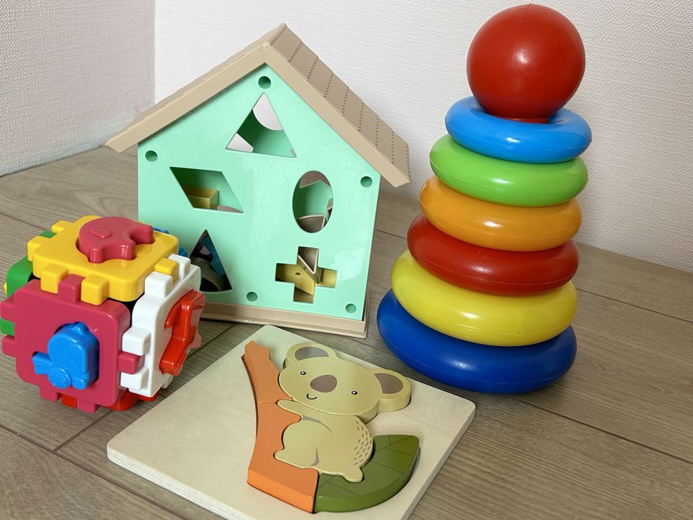 Розвиваючі іграшки набір іграшок ( пірамідка , сортер , куб, пазл)