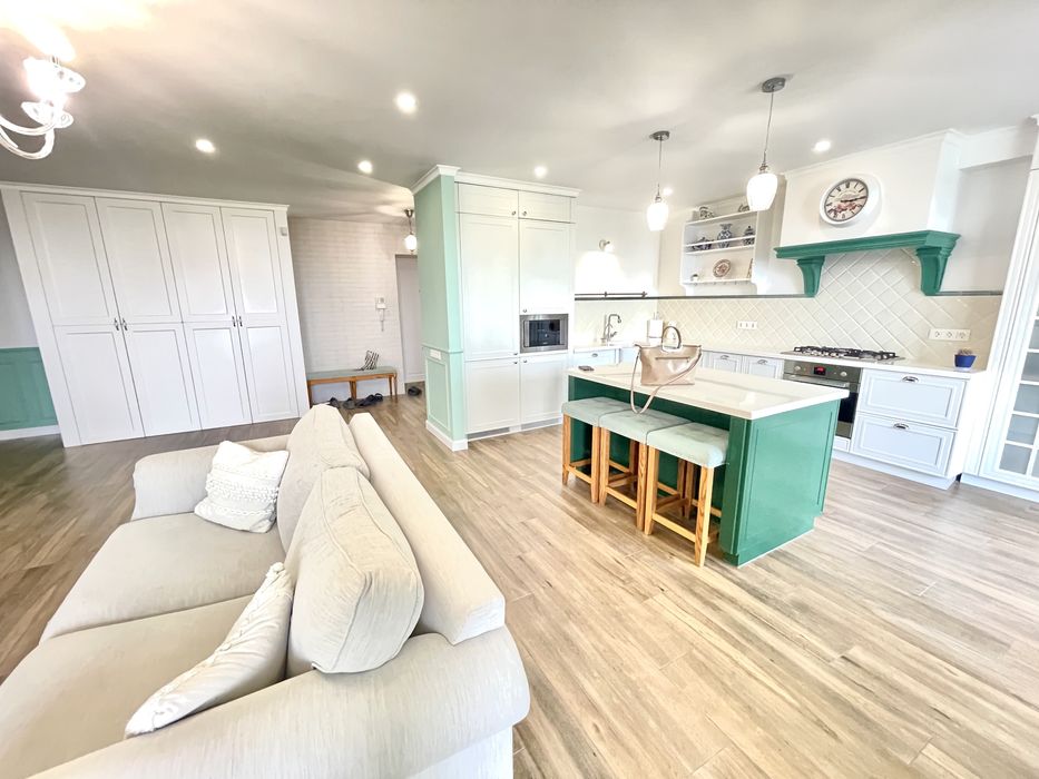 ПРОДАЖ 3 кімнатної квартири з видом на озеро