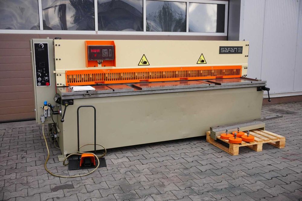 Gilotyna hydrauliczne nożyce do blachy SAFAN 2550 x 4mm podtrzymanie