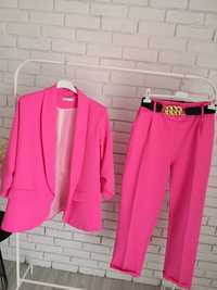 Różowy damski garnitur plus size 2XL