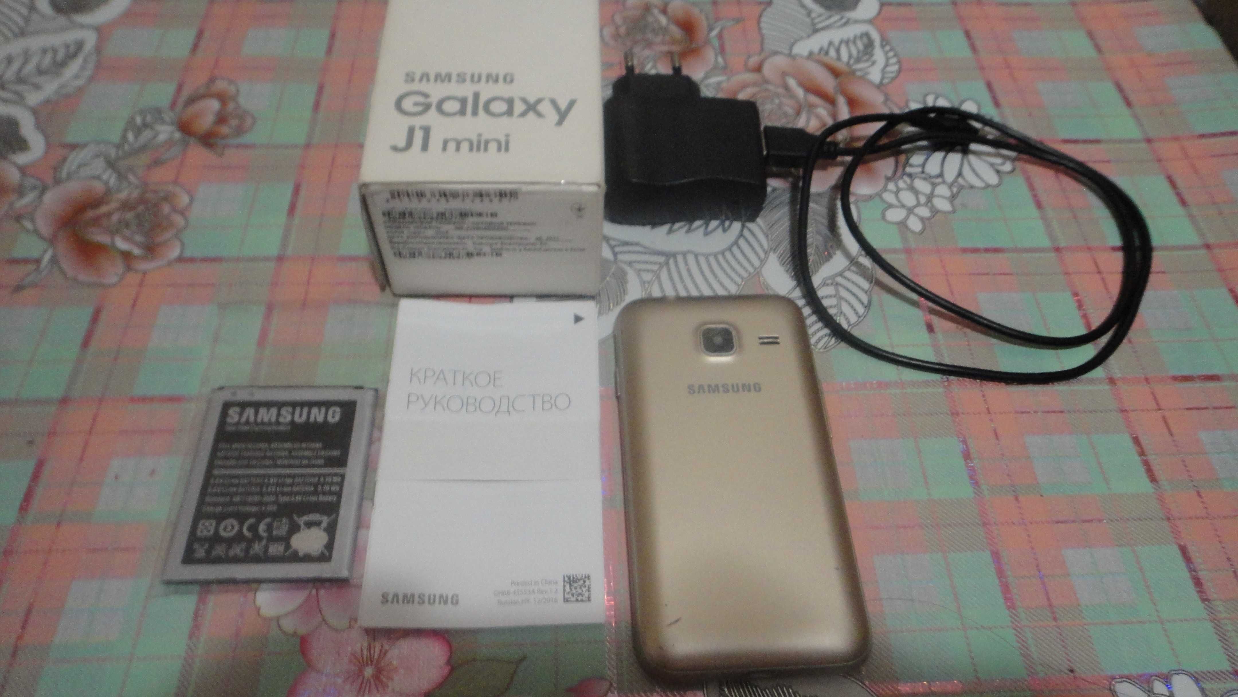 Samsung Galaxy J1 mini Gold Duos 2 симки. 2 аккумулятора