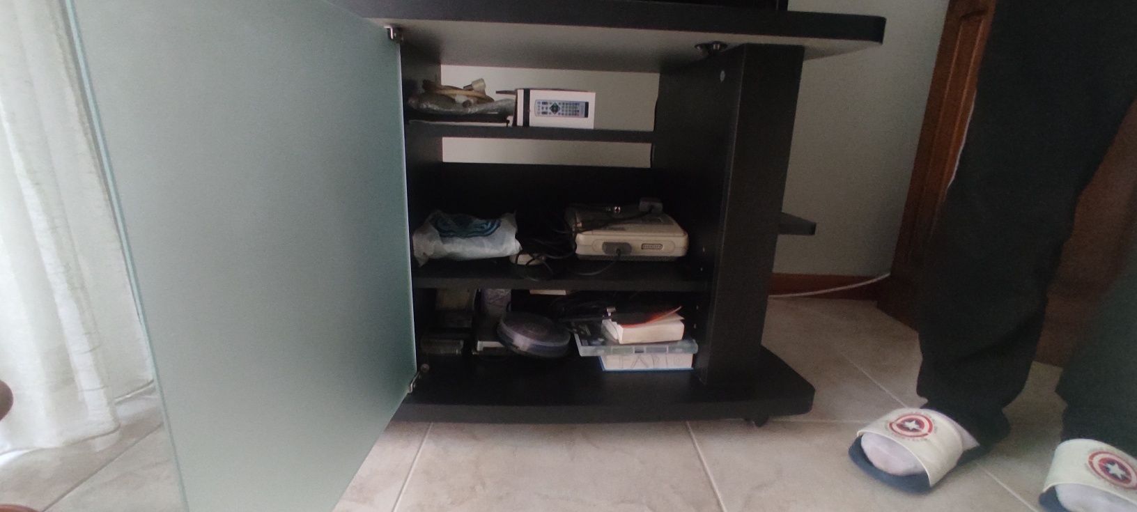 Mesa para televisão com rodas