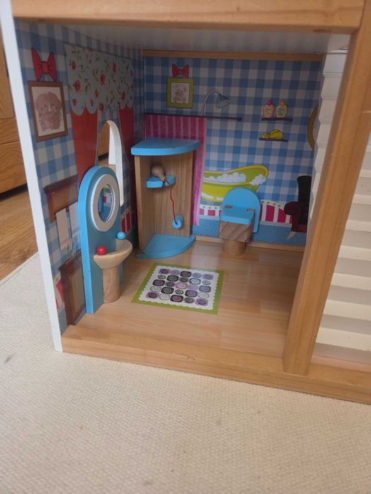 Duży drewniany domek dla lalek