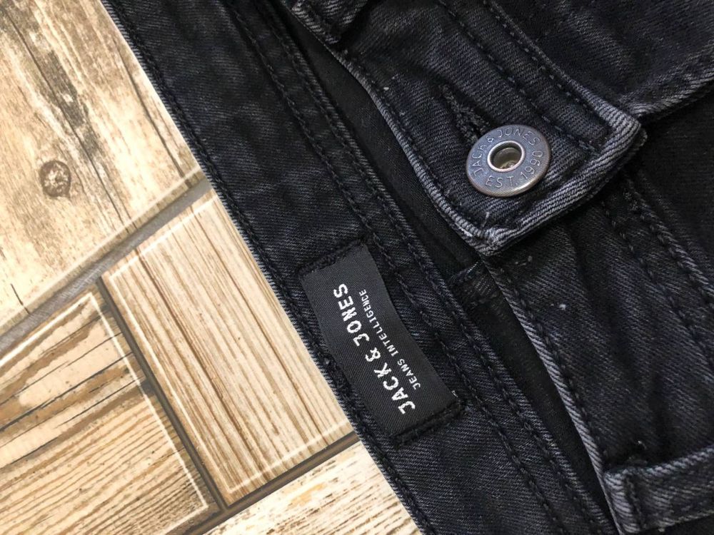 Стильные джинсы с порезами от Jack Jones