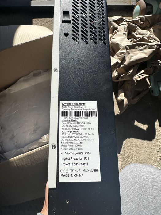 Гібридний інвертор EASUN 2.4kW 24v