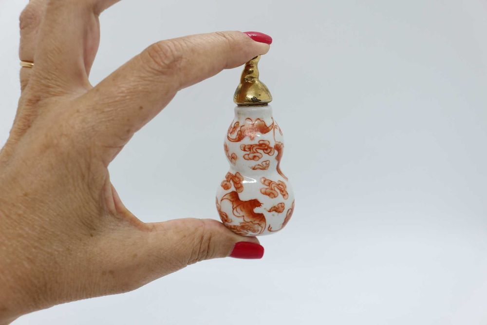 Snuff Bottle em Porcelana Chinesa Fabrico e Pintura à Mão Marcada XIX