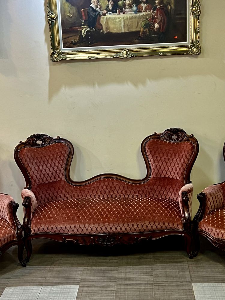 Диван і два крісла з червоного дерева у вікторіанському стилі