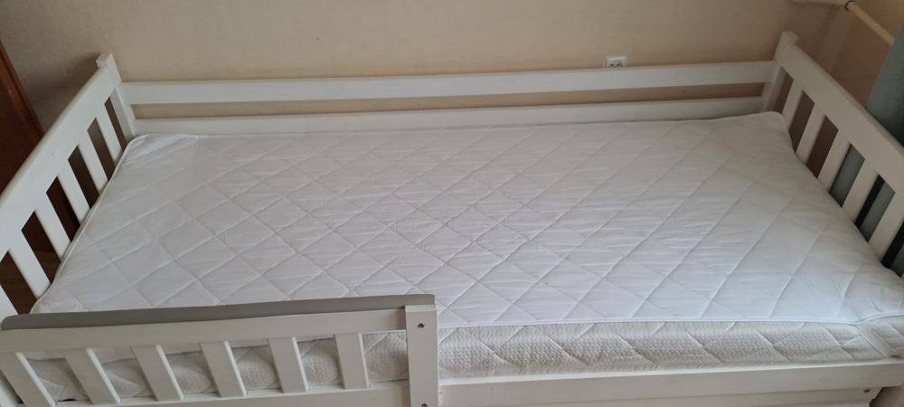 Drewniane łóżko z materacem 90x200 cm