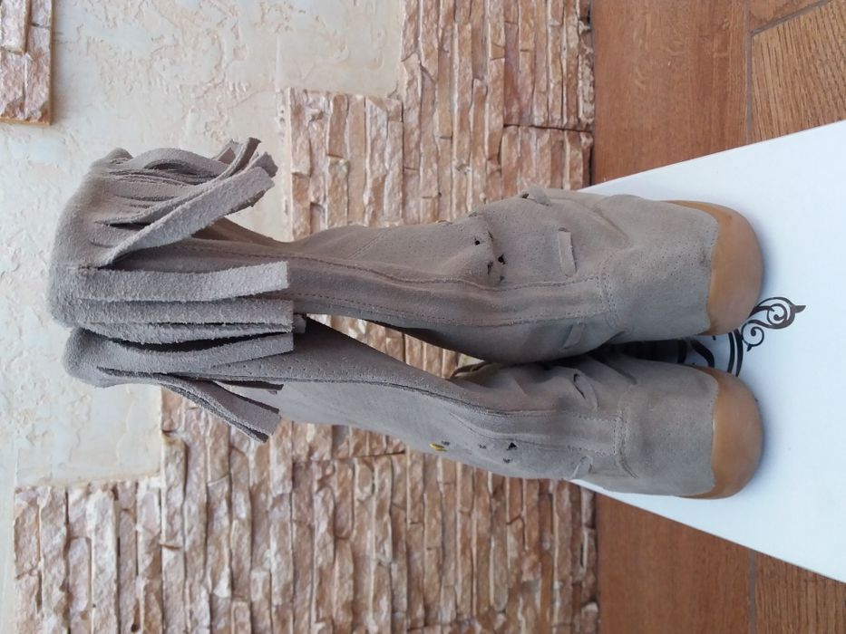 Продам демисезонные замшевые сапожки на девочку