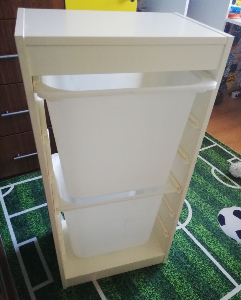 Regał Ikea Trofast z pojemnikami