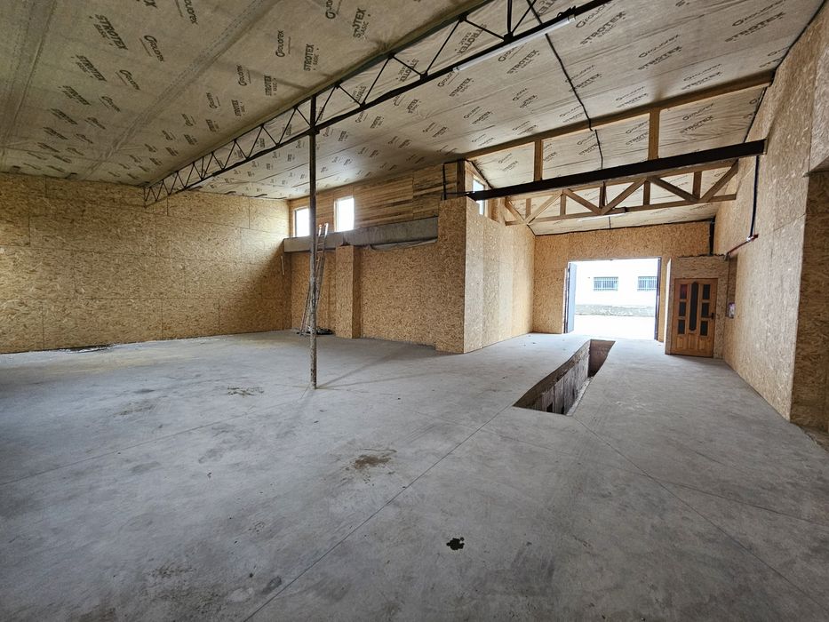 Приміщення виробниче, складське, автогаражі.