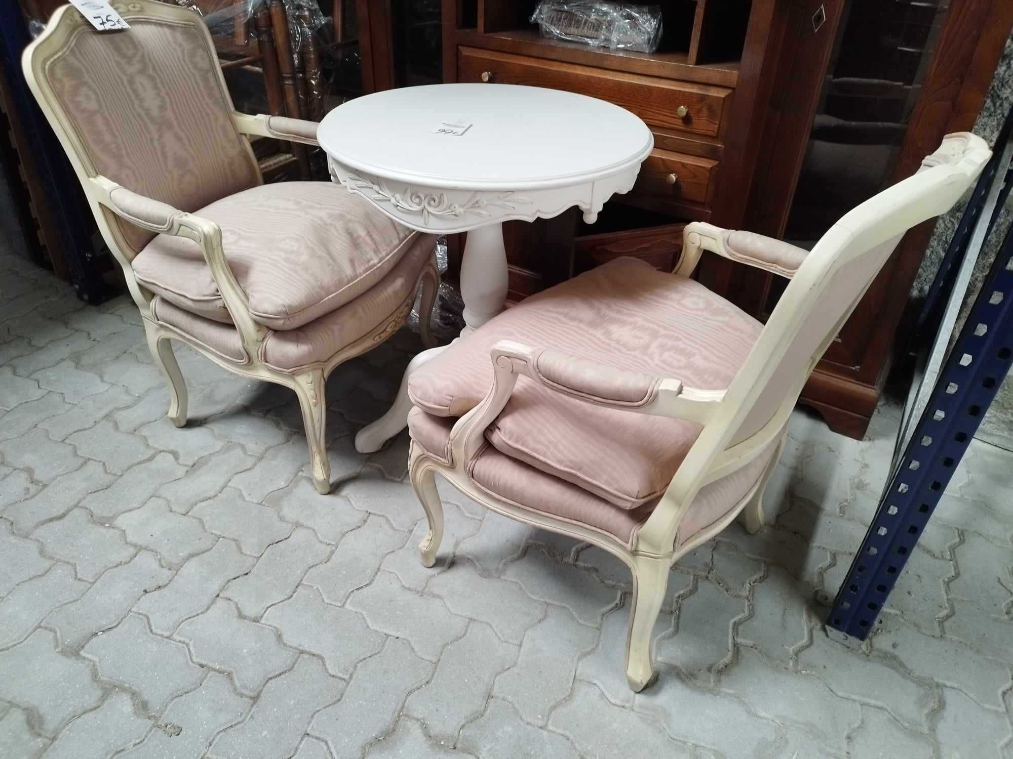 Mesa com cadeiras vintage pintada a bege