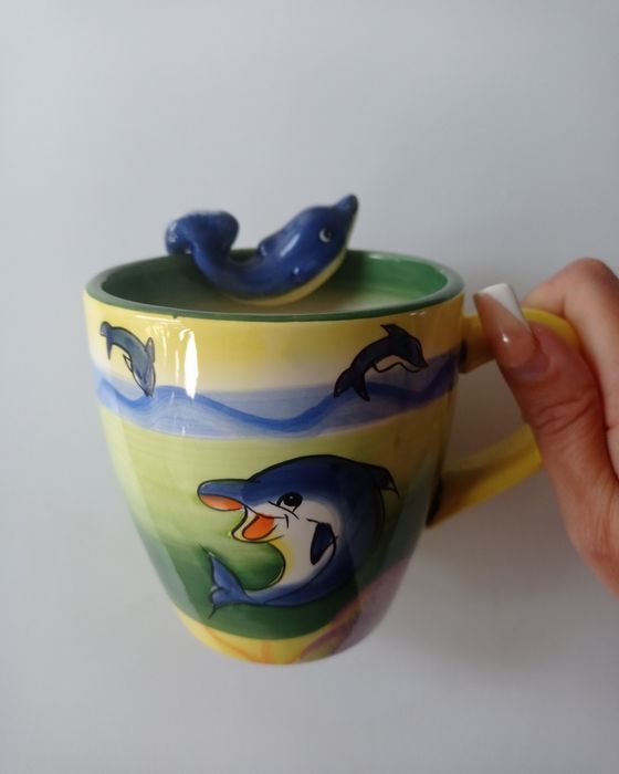 Nietypowy kolorowy kubek z delfinem.