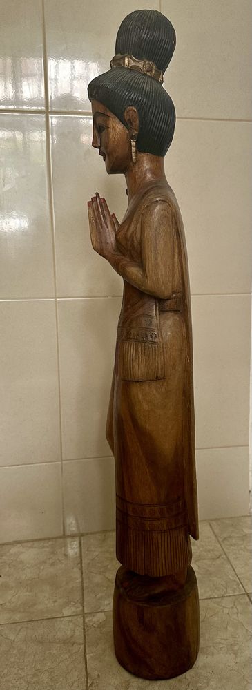 Estatueta em madeira