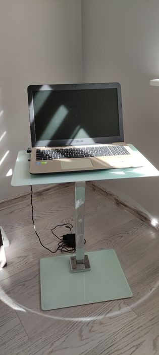 Stolik pod laptopa