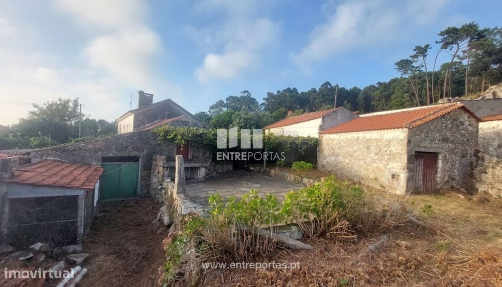Venda de quintinha c/ 4 moradias p/ restauro, Areosa, Viana do Castelo