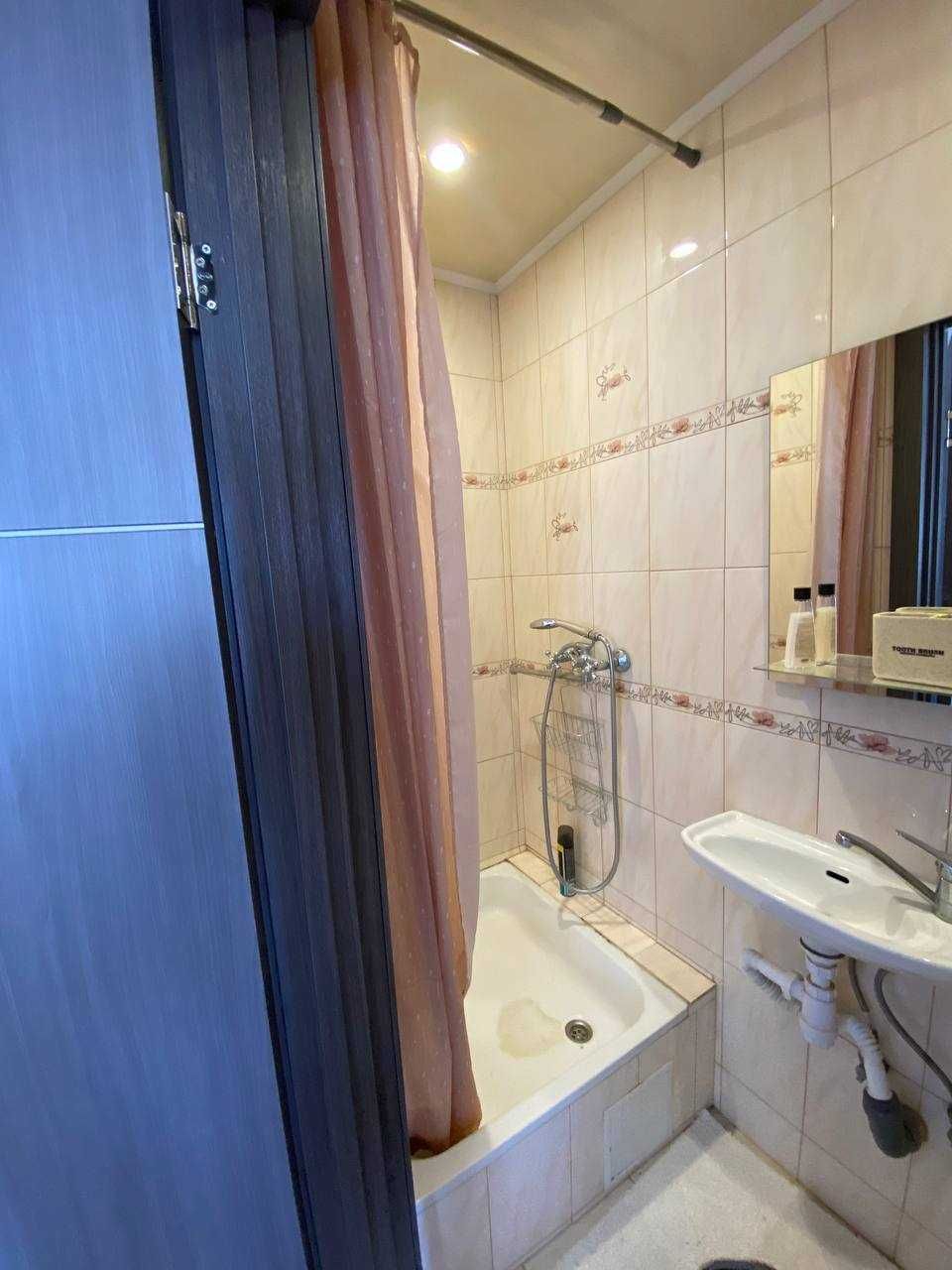 Продається 1-кімнатна квартира з євроремонтом і меблями.