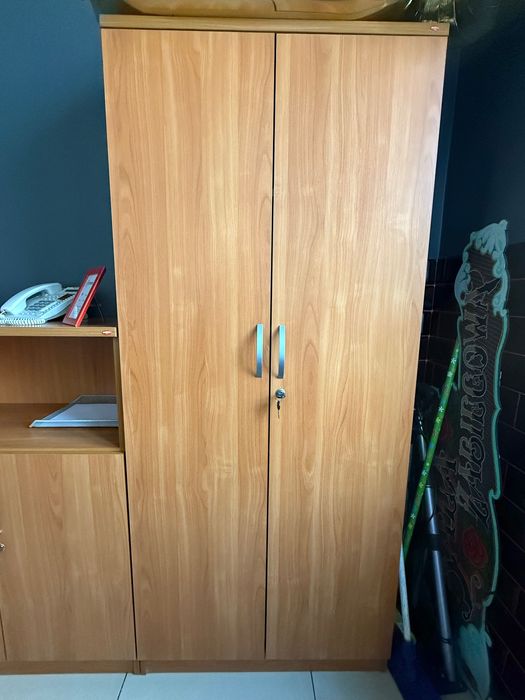 Szafa dwudrzwiowa z półkami / zamykana na klucz