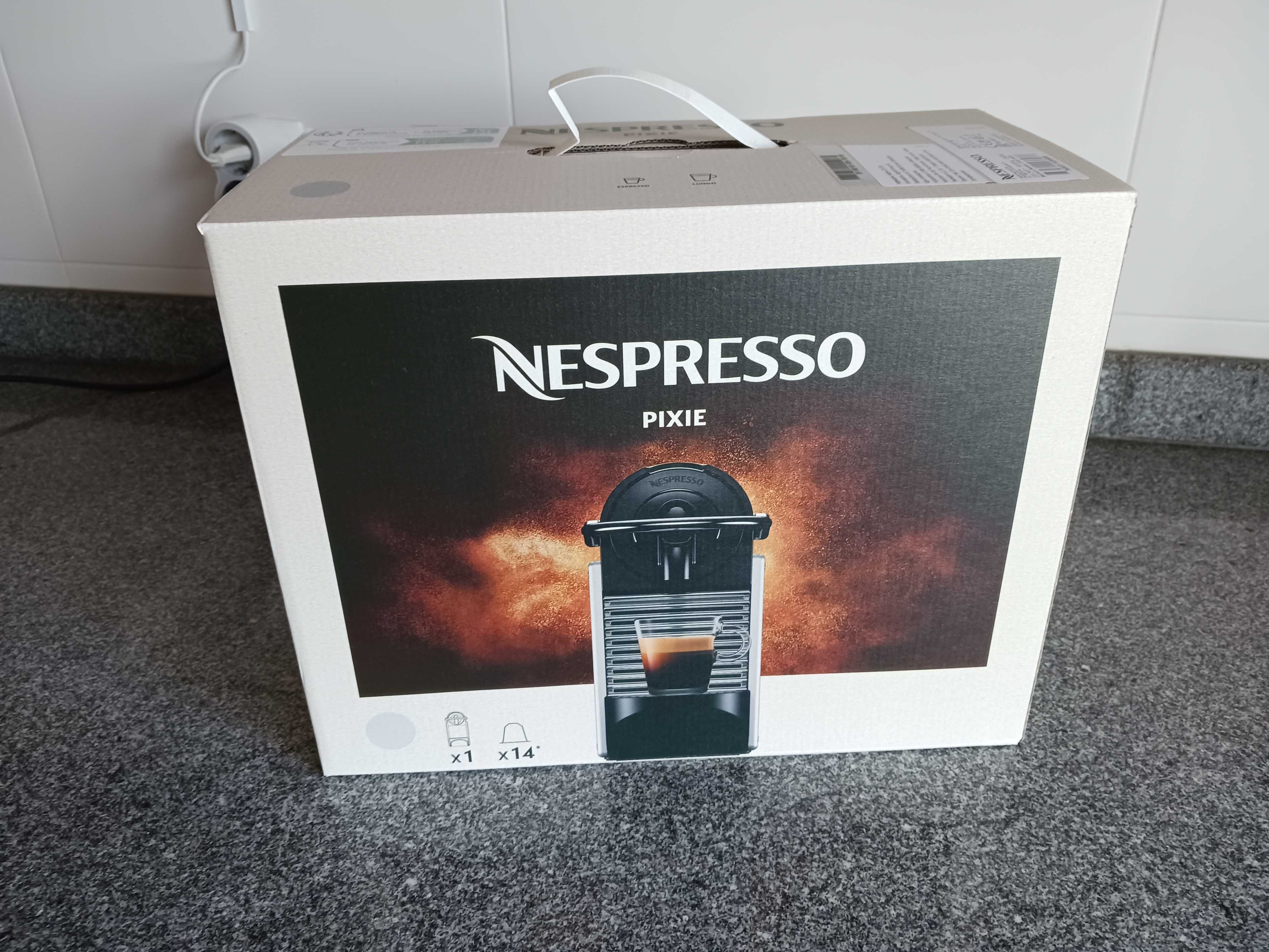 Máquina de Café NESPRESSO Pixie NOVA