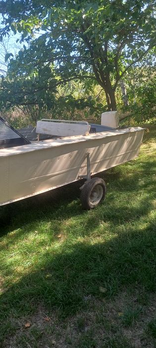 Лодка "Прогрес 4" з мотором Віхрь 30 та пристроями для транспортування