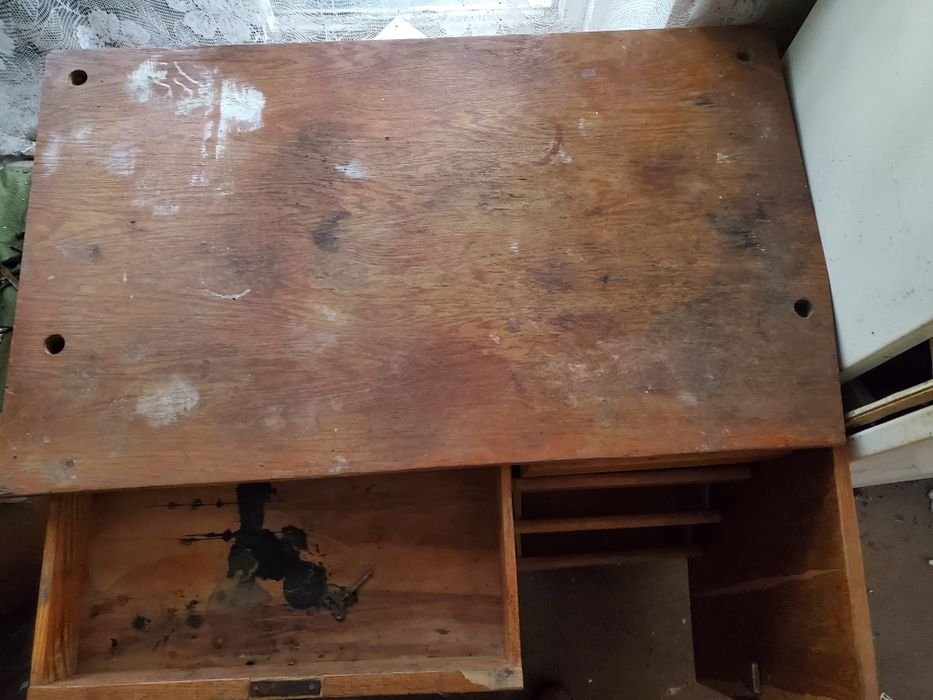 Стол письменный.