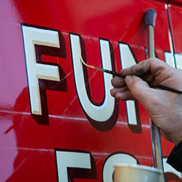 Cartazes Pintados à Mão · Lettering & Sign Writing Profissional