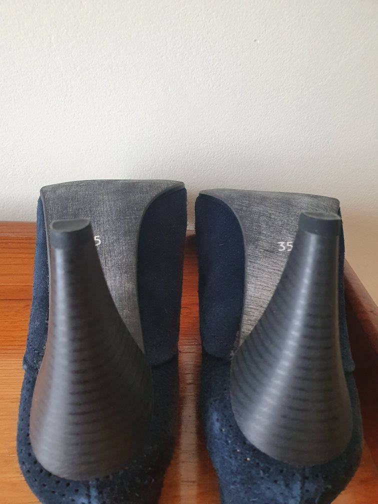 Sapatos de camursa azul escuro