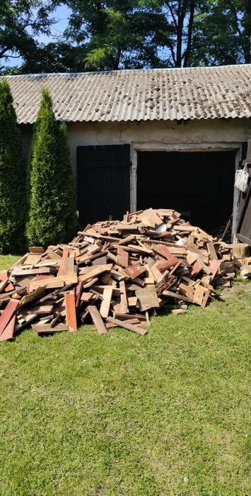 Pocięte palety, deski, drobne drewno