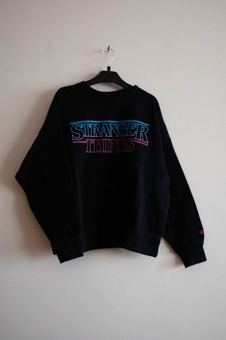 Sweater preta com design inspirado em Stranger Things