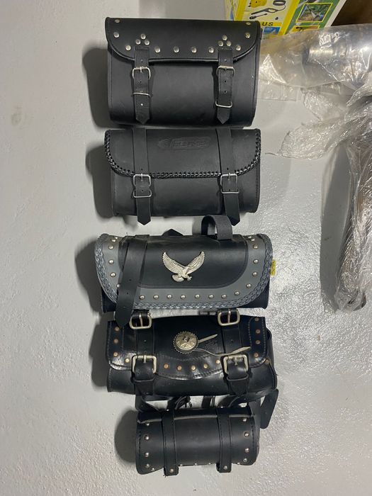 Várias malas e rolos de ferramentas para moto