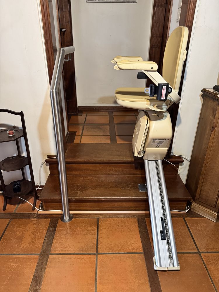Vende-se Cadeira elevatoria de 2 degraus com comando
