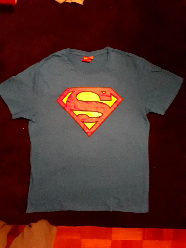 Vendo t-shirt do super Homem