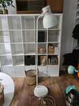 Biała lampa podłogowa IKEA