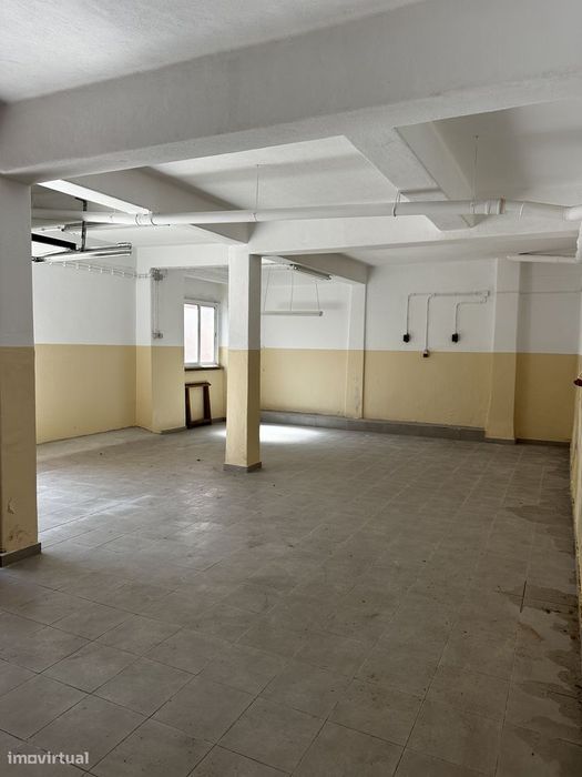 Armazém com generoso logradouro