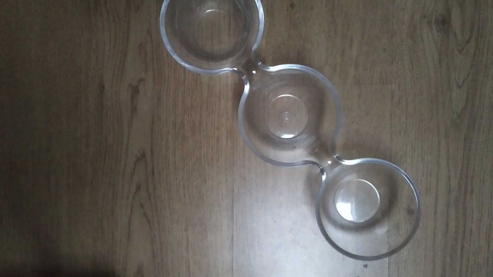 Prato triplo de molhos, aperitivos, frutos secos, em acrílico. NOVO