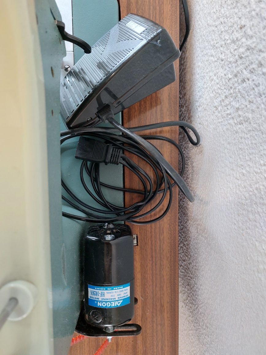Máquina de costura Alfa com móvel