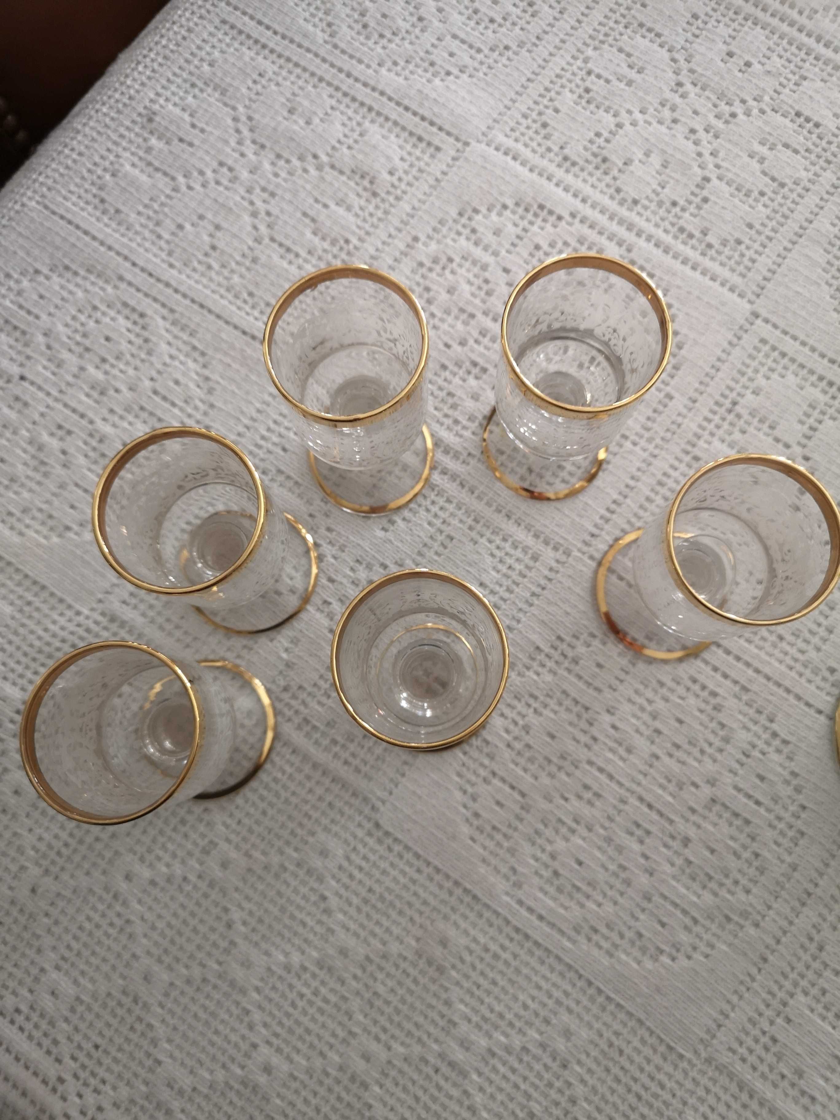 conjunto de garrafa e cálices de licor